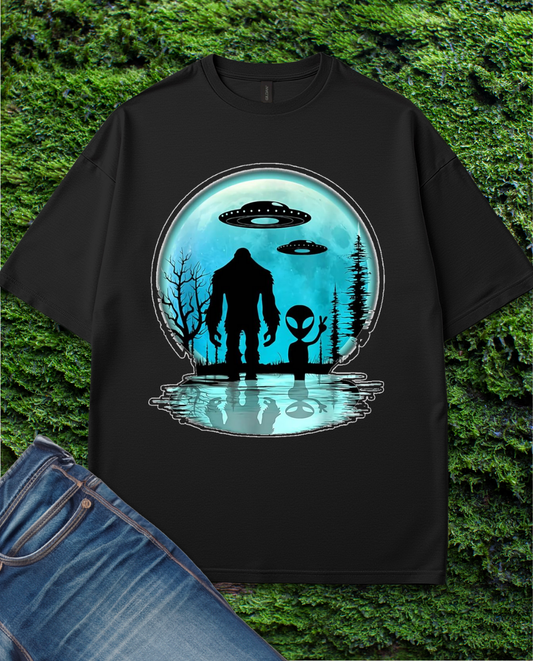 MAGNET Alien And Bigfoot T-Shirt