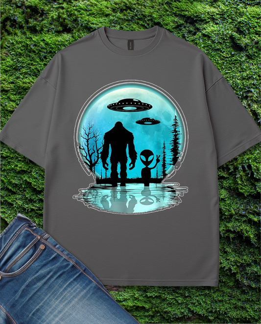 MAGNET Alien And Bigfoot T-Shirt